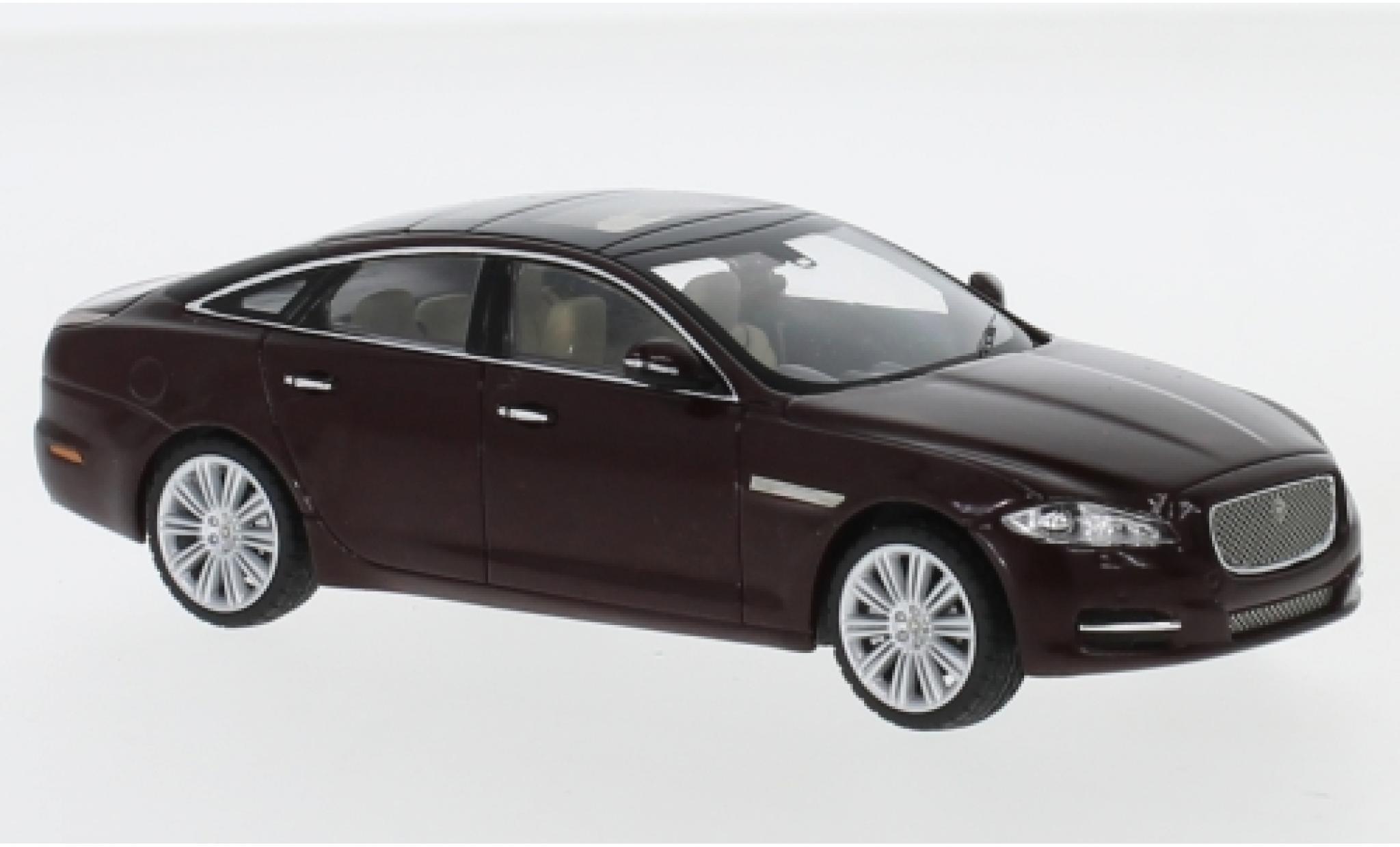 Jaguar XJ 1/43 IXO (X351) metallic rood RHD 2009 modelauto