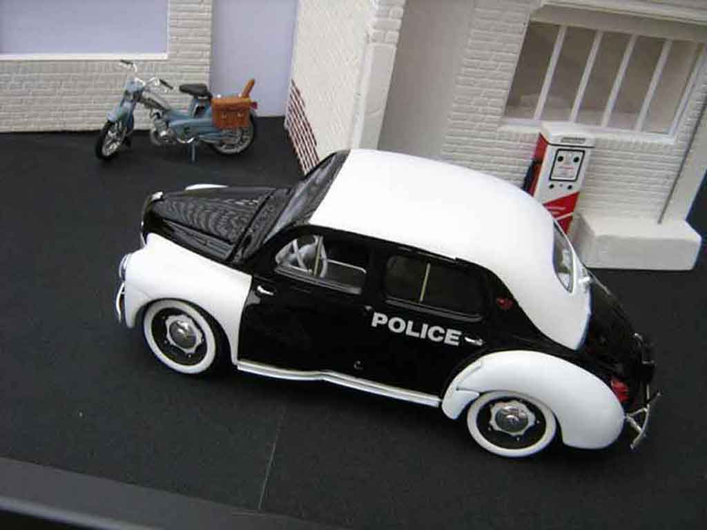 Renault 4CV Base politie / gendarmerie 1/18 Solido