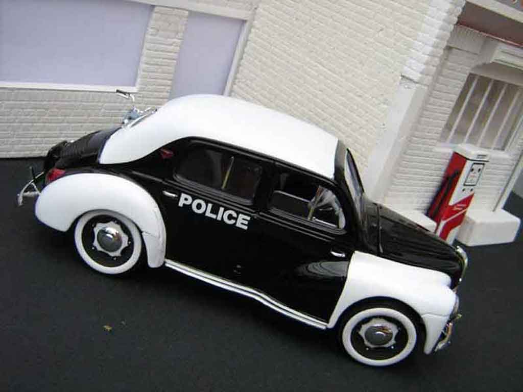 Renault 4CV Base politie / gendarmerie 1/18 Solido