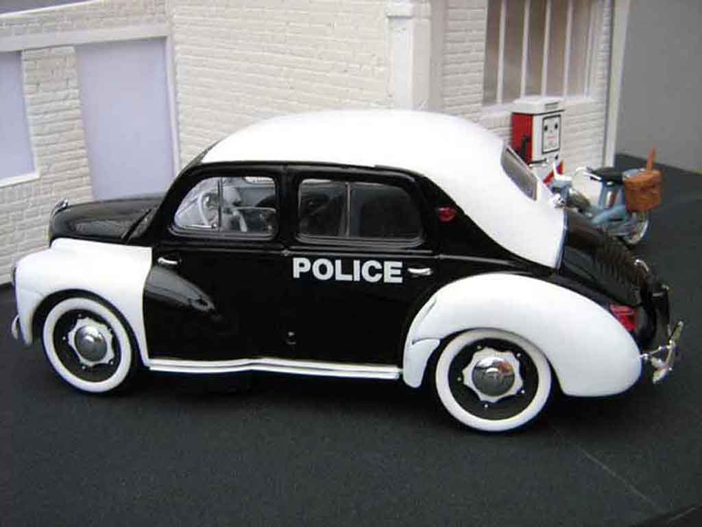 Renault 4CV Base politie / gendarmerie 1/18 Solido