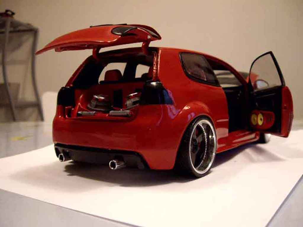 Volkswagen Golf GTI zender rood 1/18 Revell