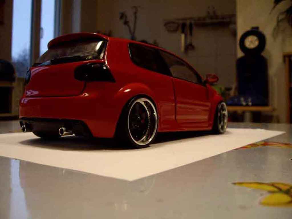 Volkswagen Golf GTI zender rood 1/18 Revell