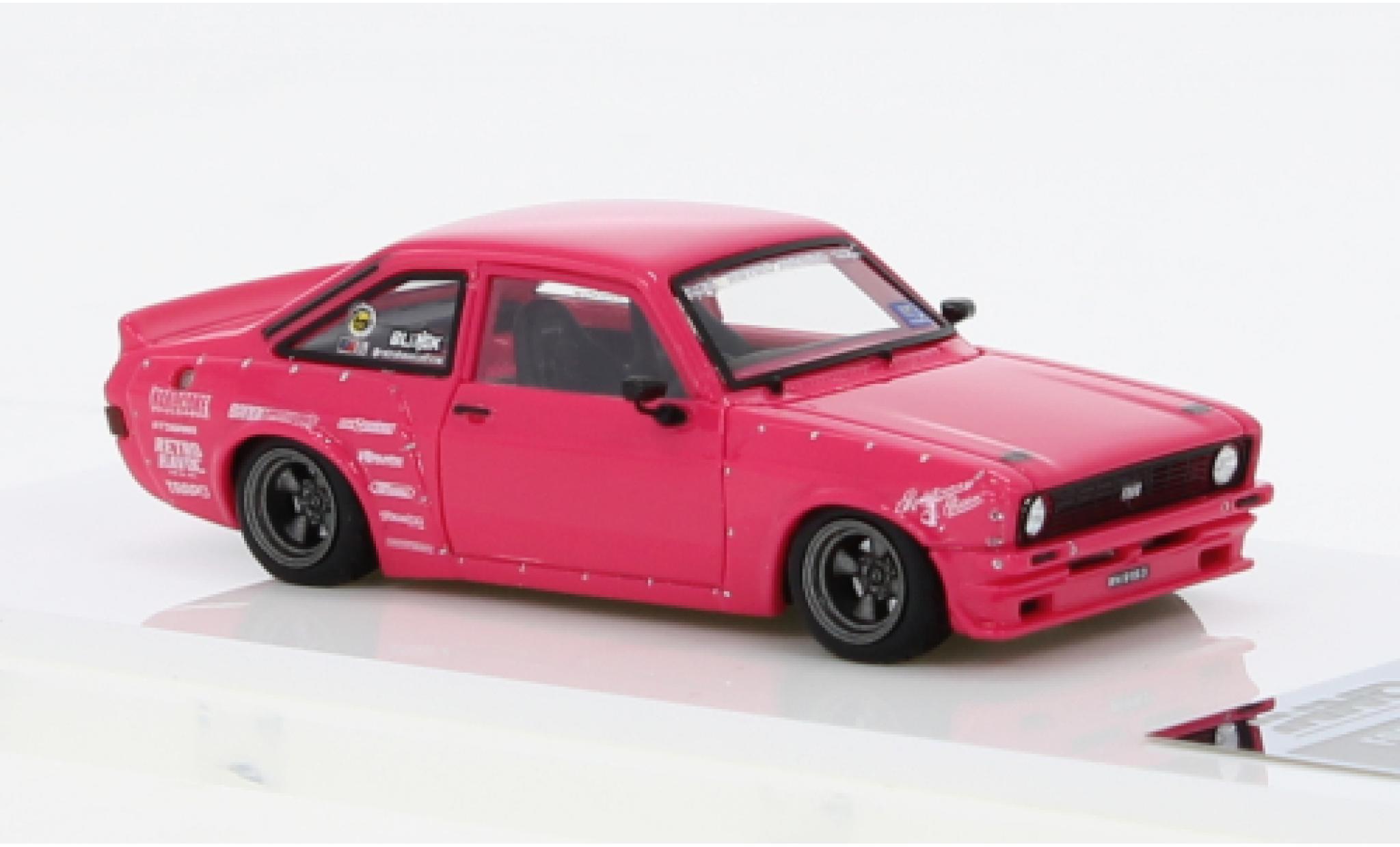 Ford Escort 1/64 INNO64 MK II Pandem Emotion Retro Havoc roze modelauto