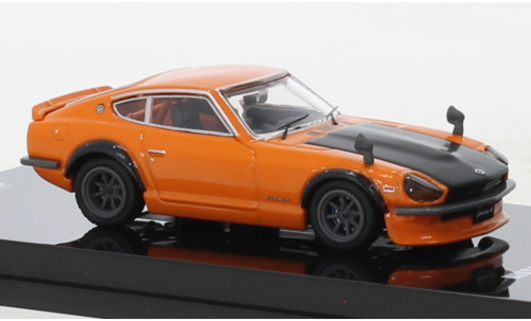 Nissan Fairlady Z 1/64 INNO64 (S30) oranje/zwart RHD modelauto