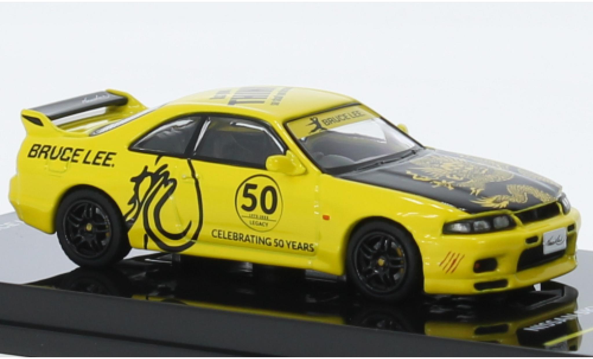 Nissan Skyline 1/64 INNO64 GT-R (R33) geel/zwart RHD modelauto