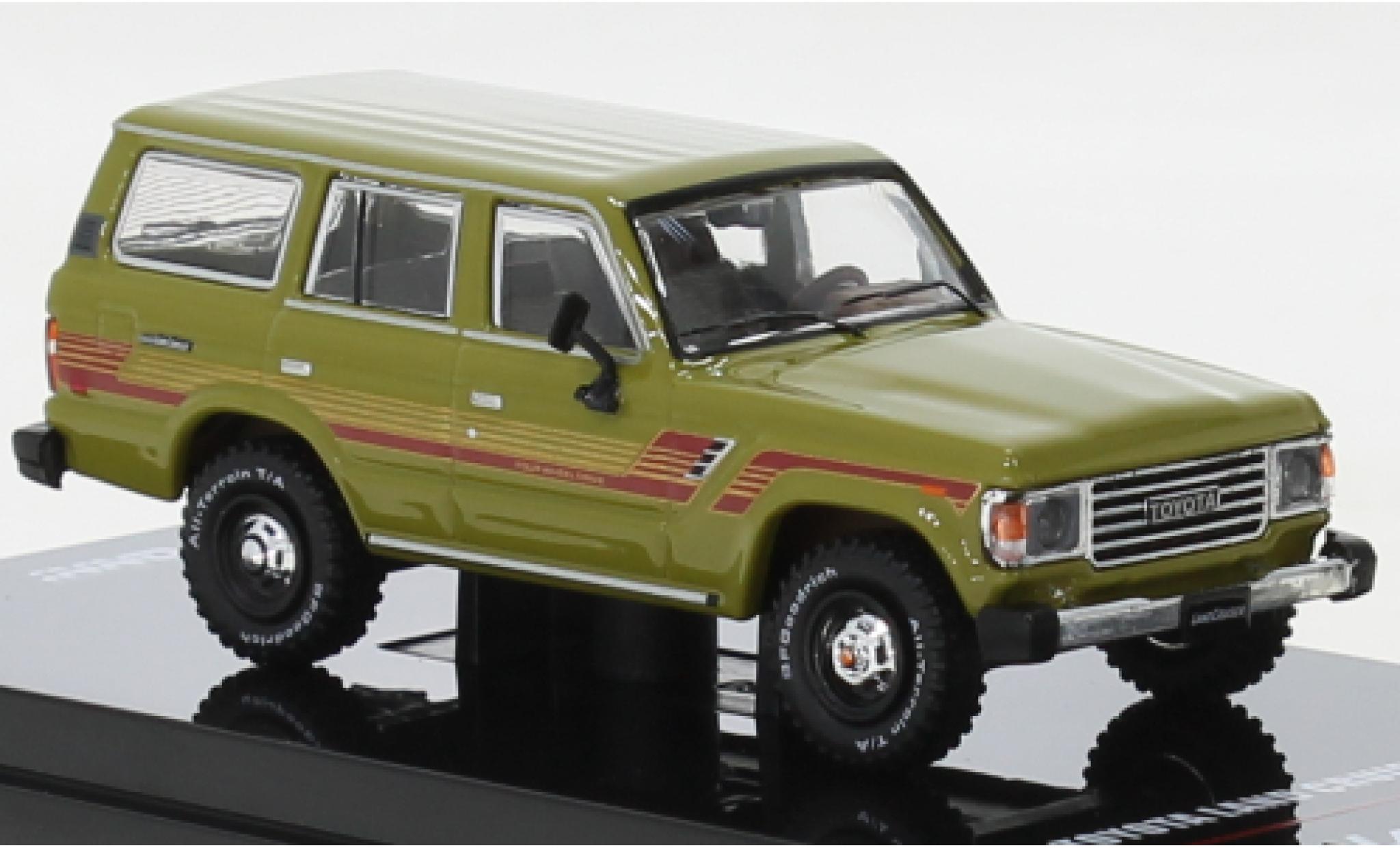 Toyota Land Cruiser 1/64 INNO64 FJ60 oliv modelauto