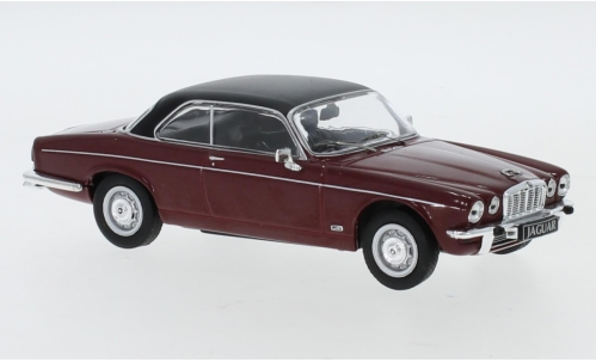 Jaguar XJ 1/43 IXO 12 C rood/zwart RHD 1976 modelauto
