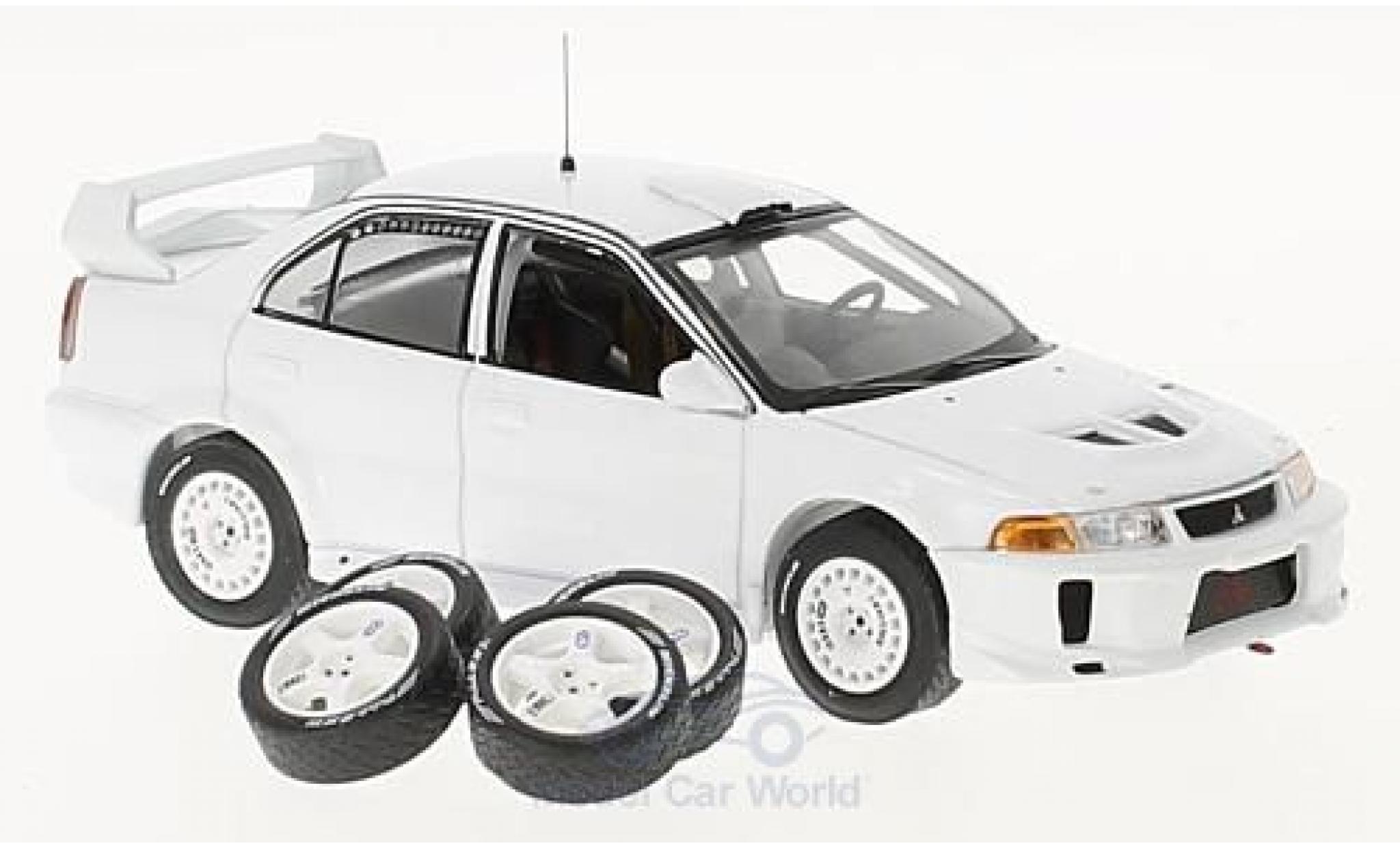 Mitsubishi Lancer 1/43 IXO EVO V matt-wit 1998 Plain Body Version inklusive 4 Ersatzr&auml;der modelauto