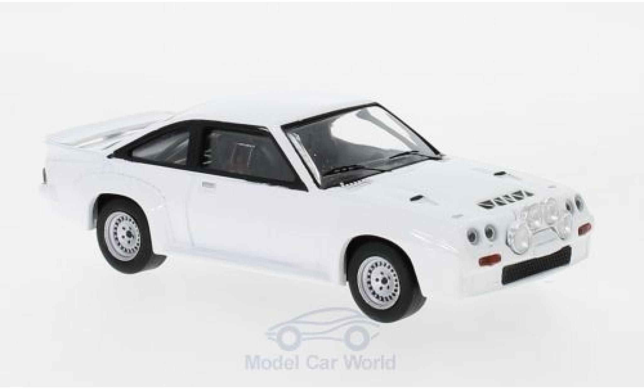 Opel Manta 1/43 IXO 400 wit 1986 Plain Body Version inklusive 4 Ersatzr&auml;der modelauto