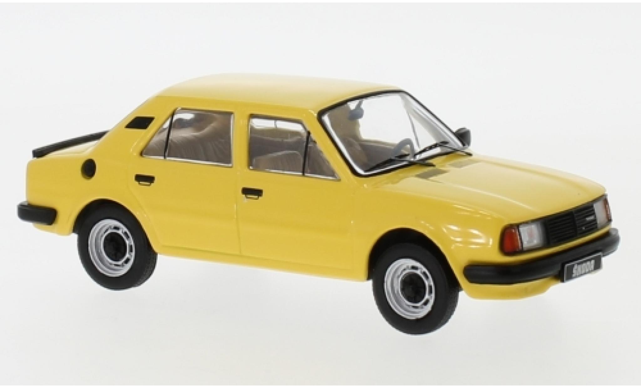 Skoda 120 1/43 IXO L geel 1983 modelauto