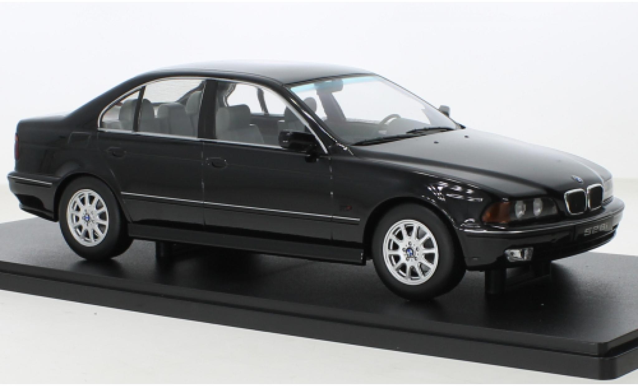 Bmw 528 1/18 KK Scale i (E39) zwart 1995 modelauto