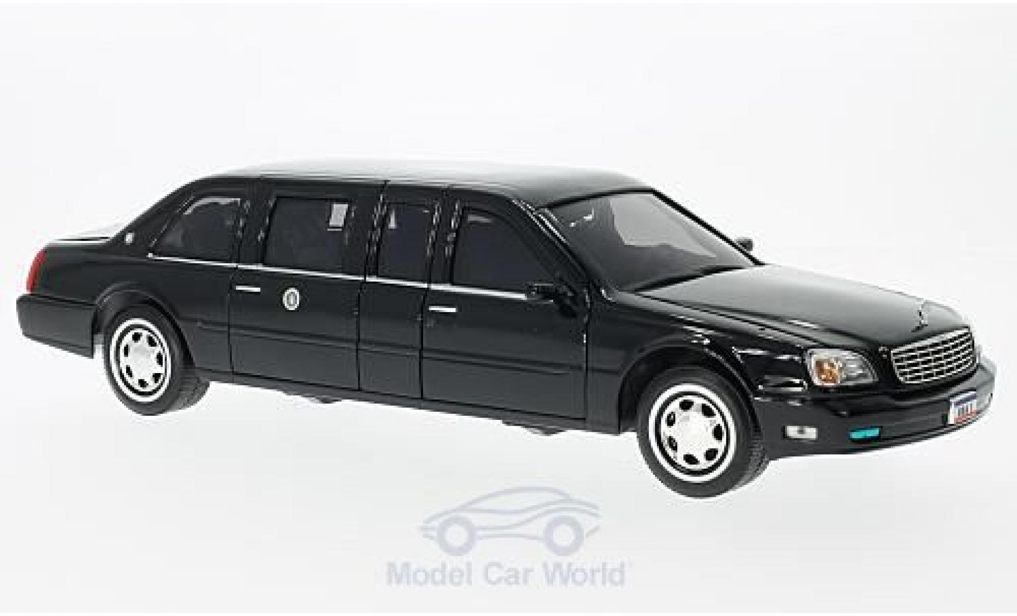 Cadillac Deville 1/24 Lucky Die Cast DeVille Presidental Sedan zwart 2001 Standarten liegen bei modelauto