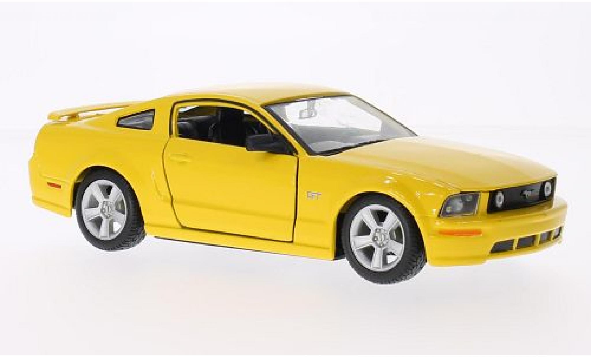 Ford Mustang 1/24 Maisto GT Coupe geel 2006 modelauto