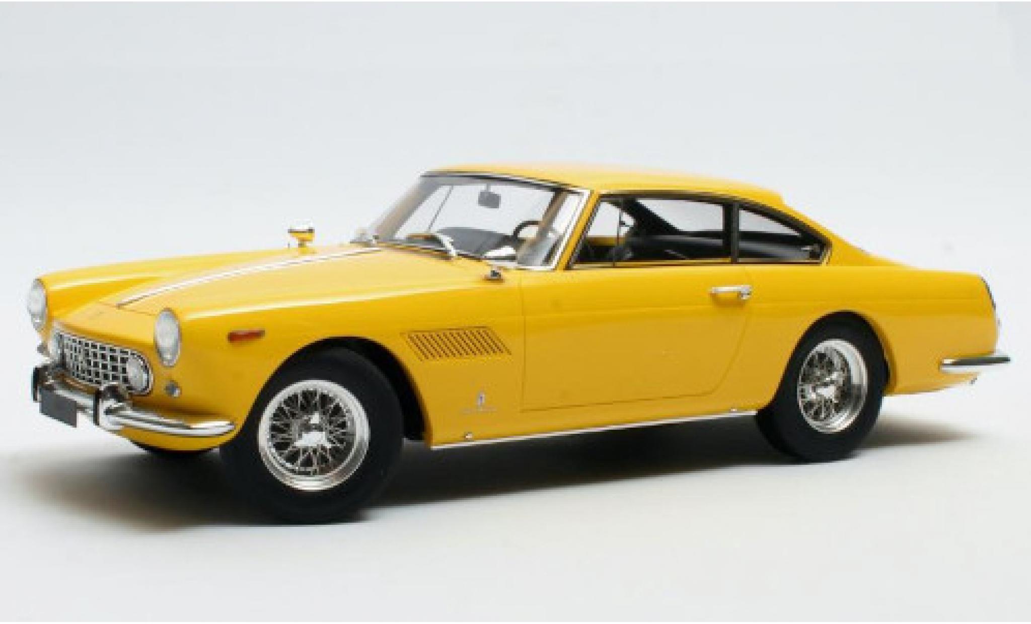 Ferrari 250 1/18 Matrix GTE 2+2 geel 1960 modelauto