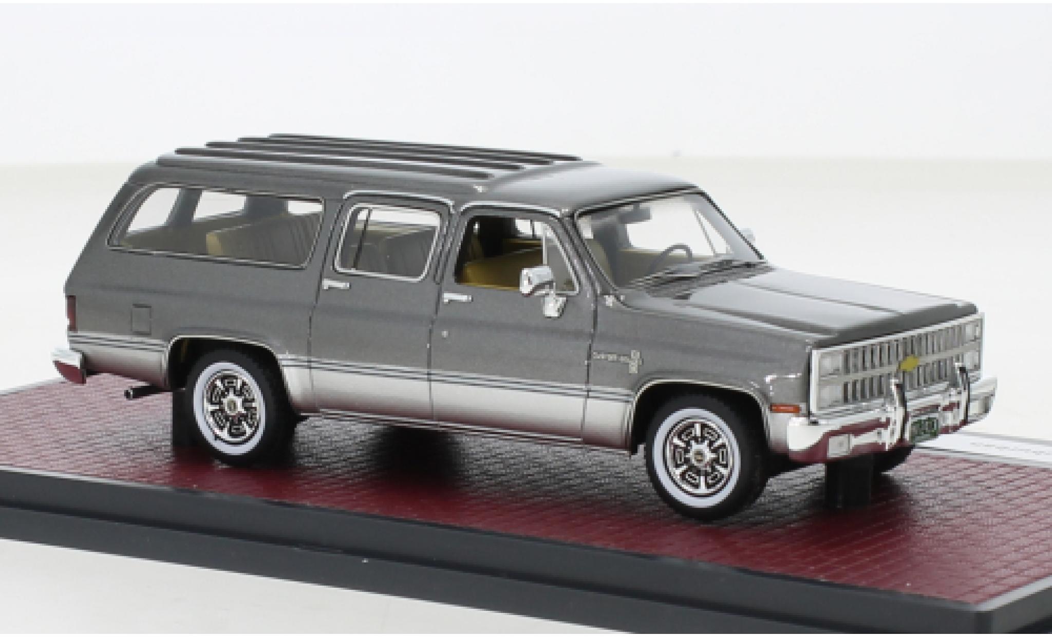 Chevrolet Suburban 1/43 Matrix metallic grijs/grijs 1981 modelauto