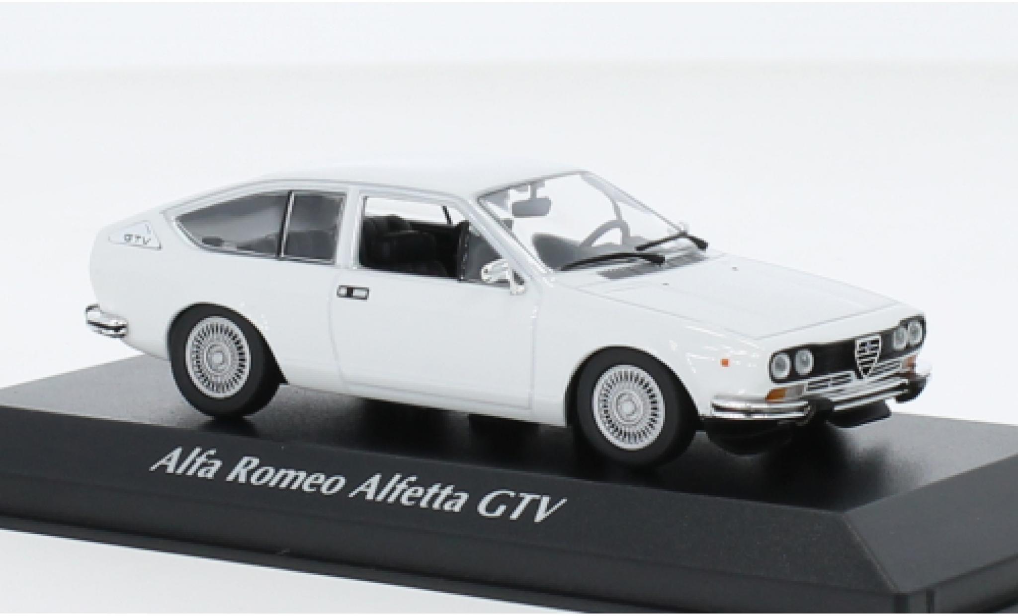 Alfa Romeo Alfetta 1/43 Maxichamps GTV wit 1976 modelauto