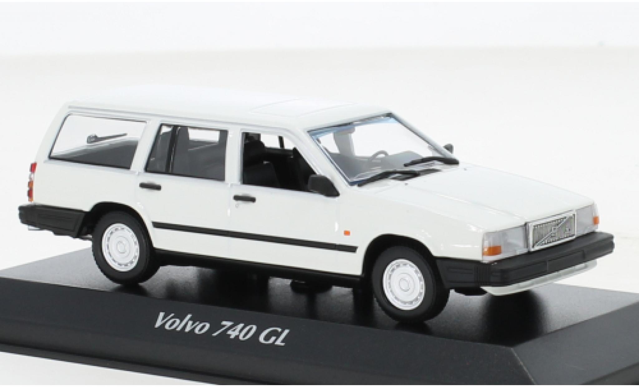 Volvo 740 1/43 Maxichamps Stationwagen wit 1986 modelauto
