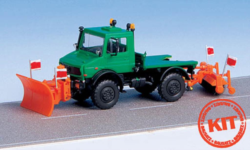 Mercedes Unimog 1/87 Kibri grun mit Pflug und Kehrmaschine modelauto