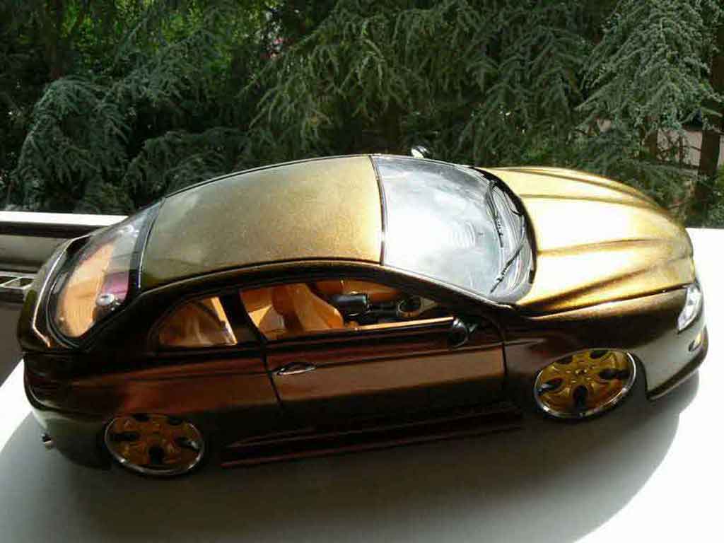 Alfa Romeo GT coupe peinture cameleon jantes 18 pouces 1/18 Welly