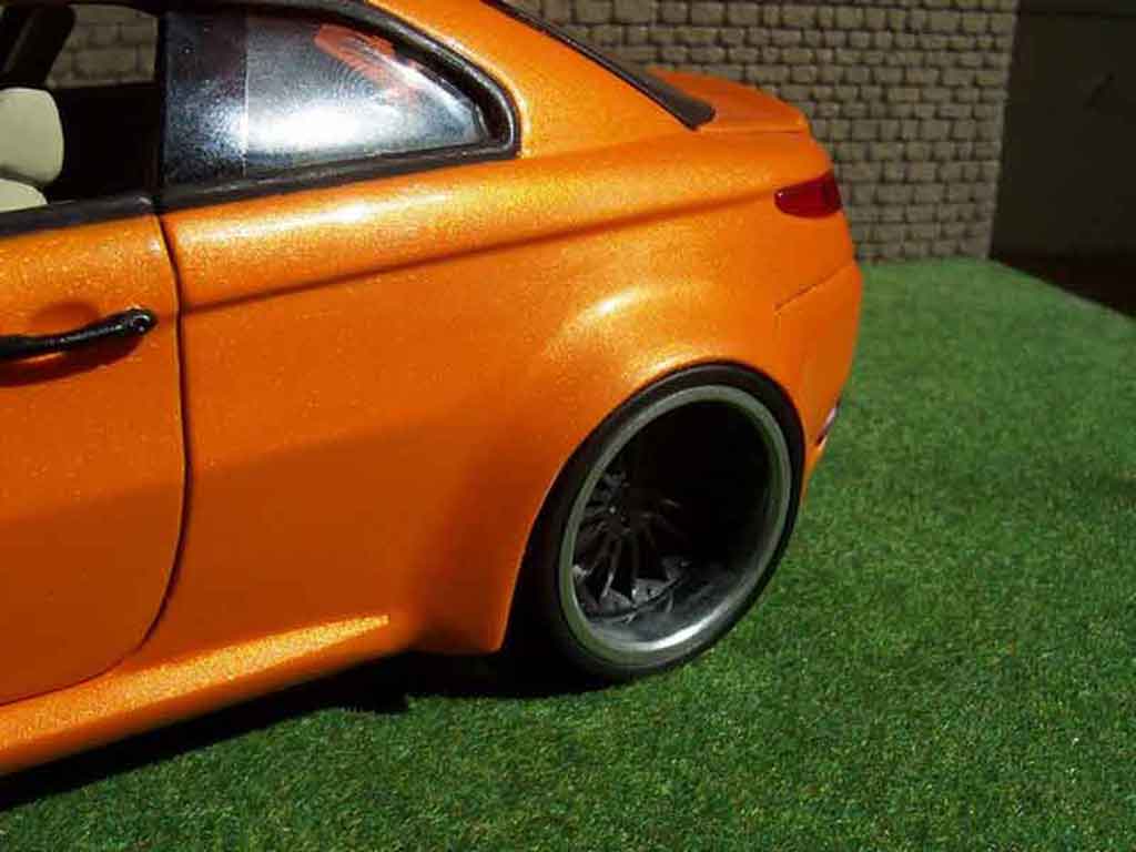 Alfa Romeo GT coupe kit large oranje mecanique mtk18 1/18 Welly
