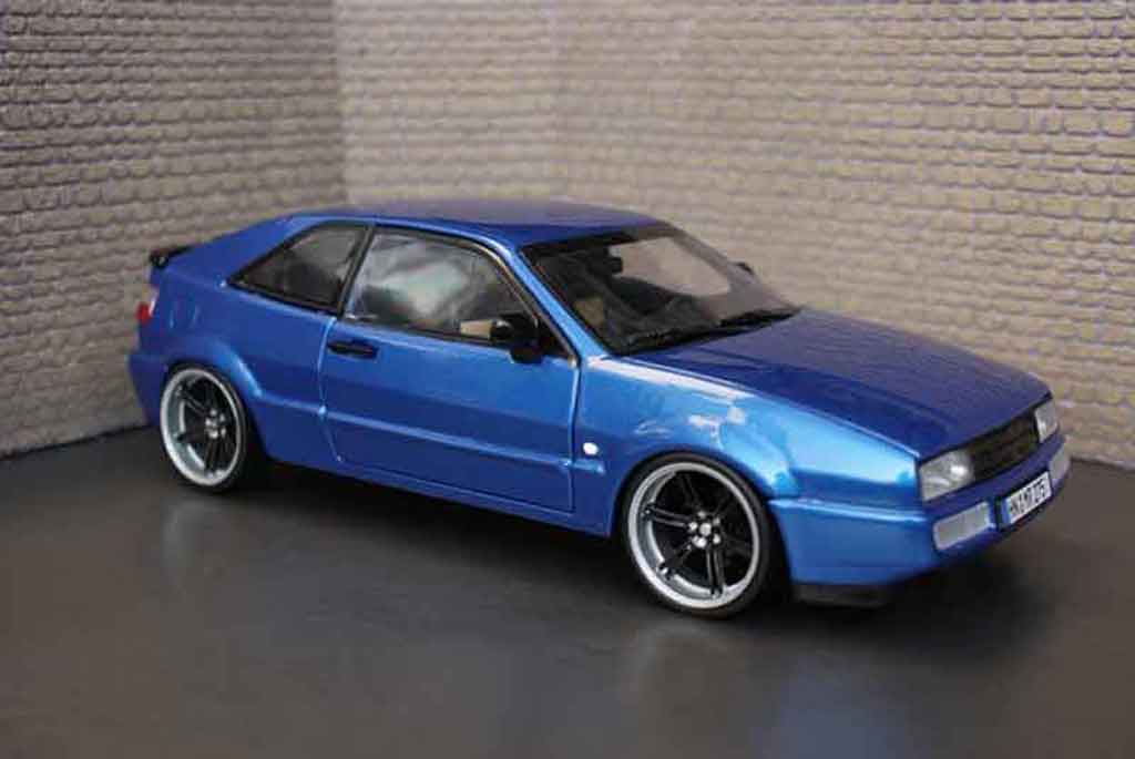 Volkswagen Corrado VR6 1/18 Revell VR6 blauw metallized modelauto