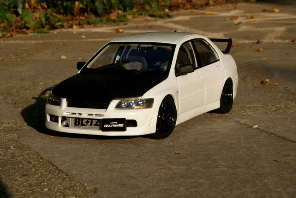 Mitsubishi Lancer Evolution VII street racing inside 1/18 Autoart