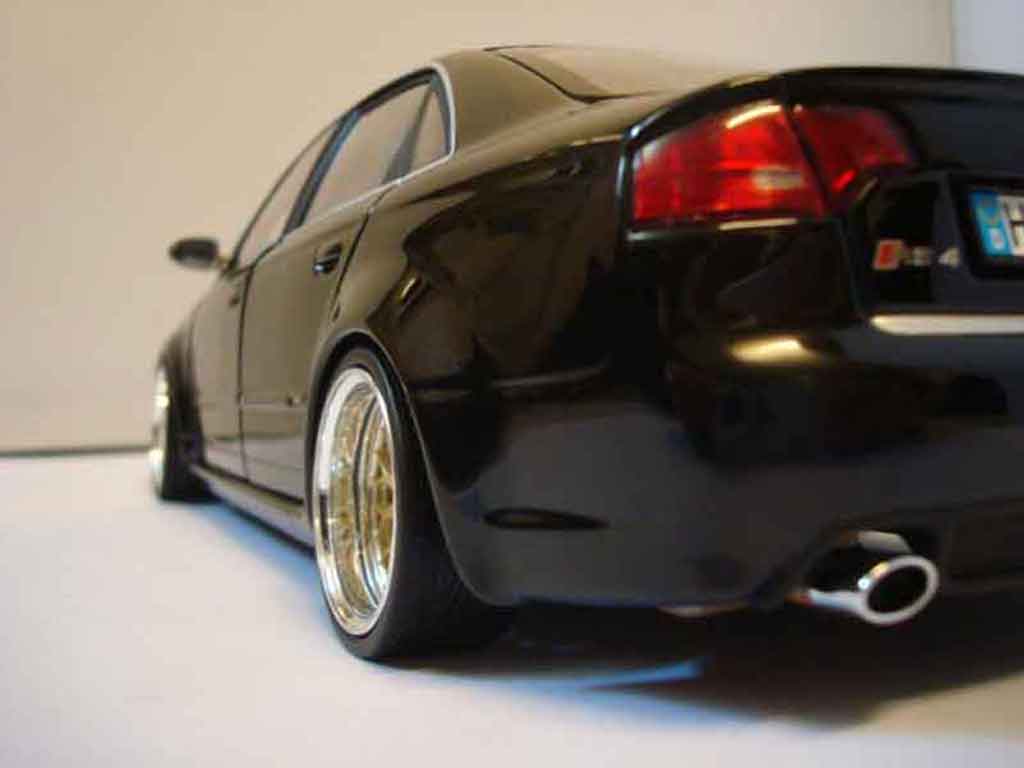 Audi RS4 berline zwart jantes bbs 1/18 Minichamps