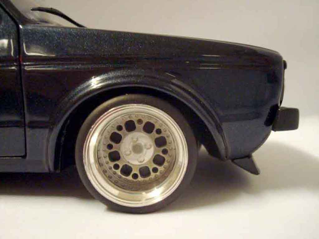Volkswagen Golf GTI German Look pneux flancs tendus 1/18 Solido