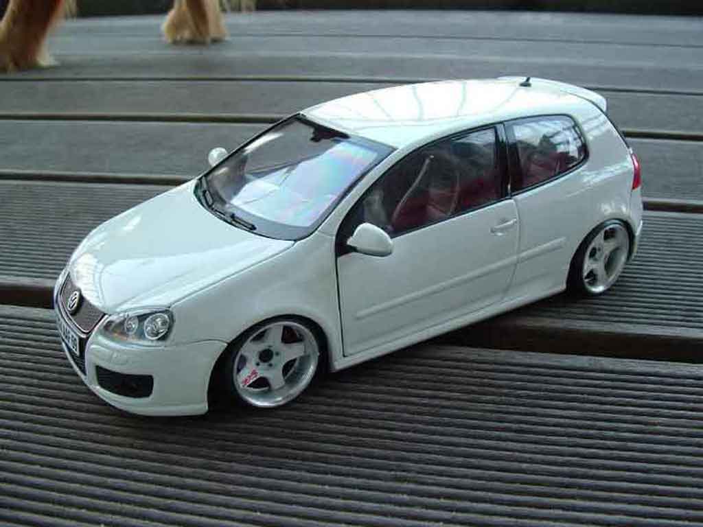 Volkswagen Golf V GTI 1/18 Burago V GTI wit rs style modelauto
