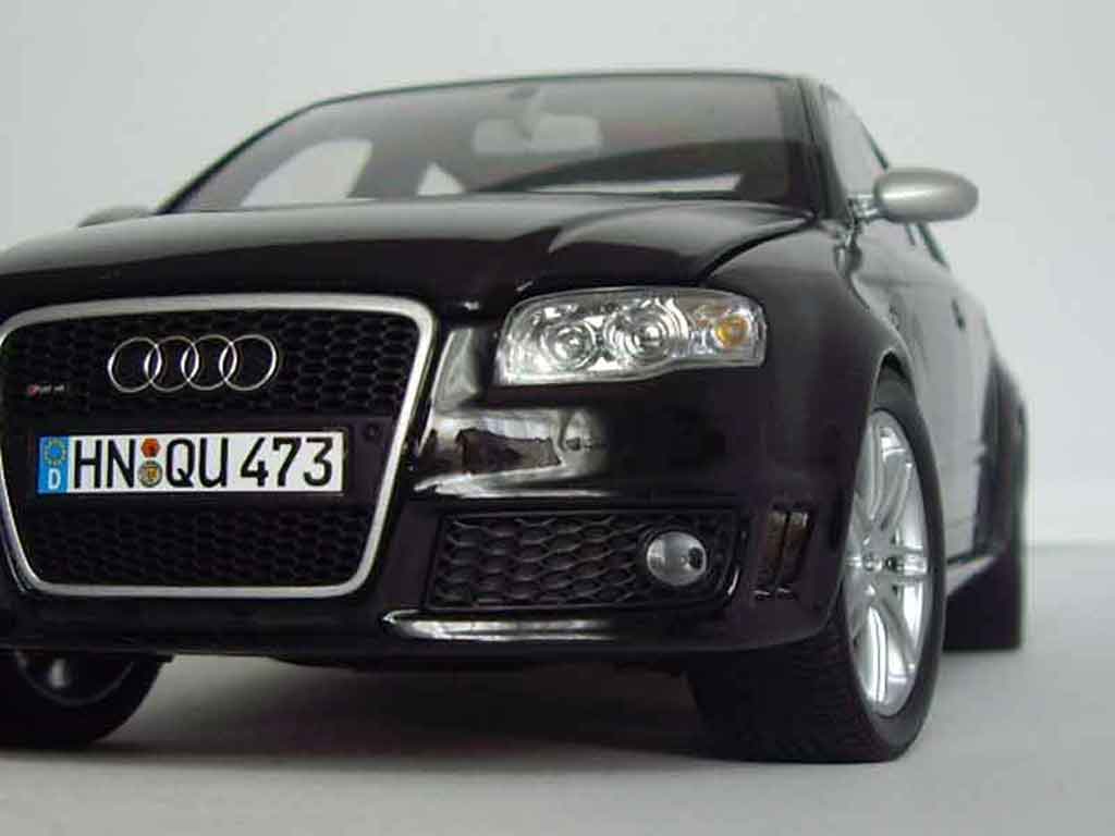 Audi RS4 1/18 Minichamps zwart modelauto