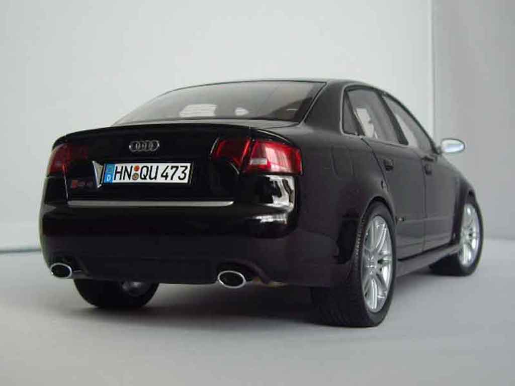 Audi RS4 berline zwart 1/18 Minichamps