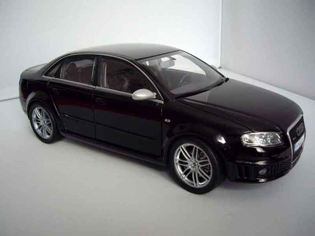 Audi RS4 berline zwart 1/18 Minichamps