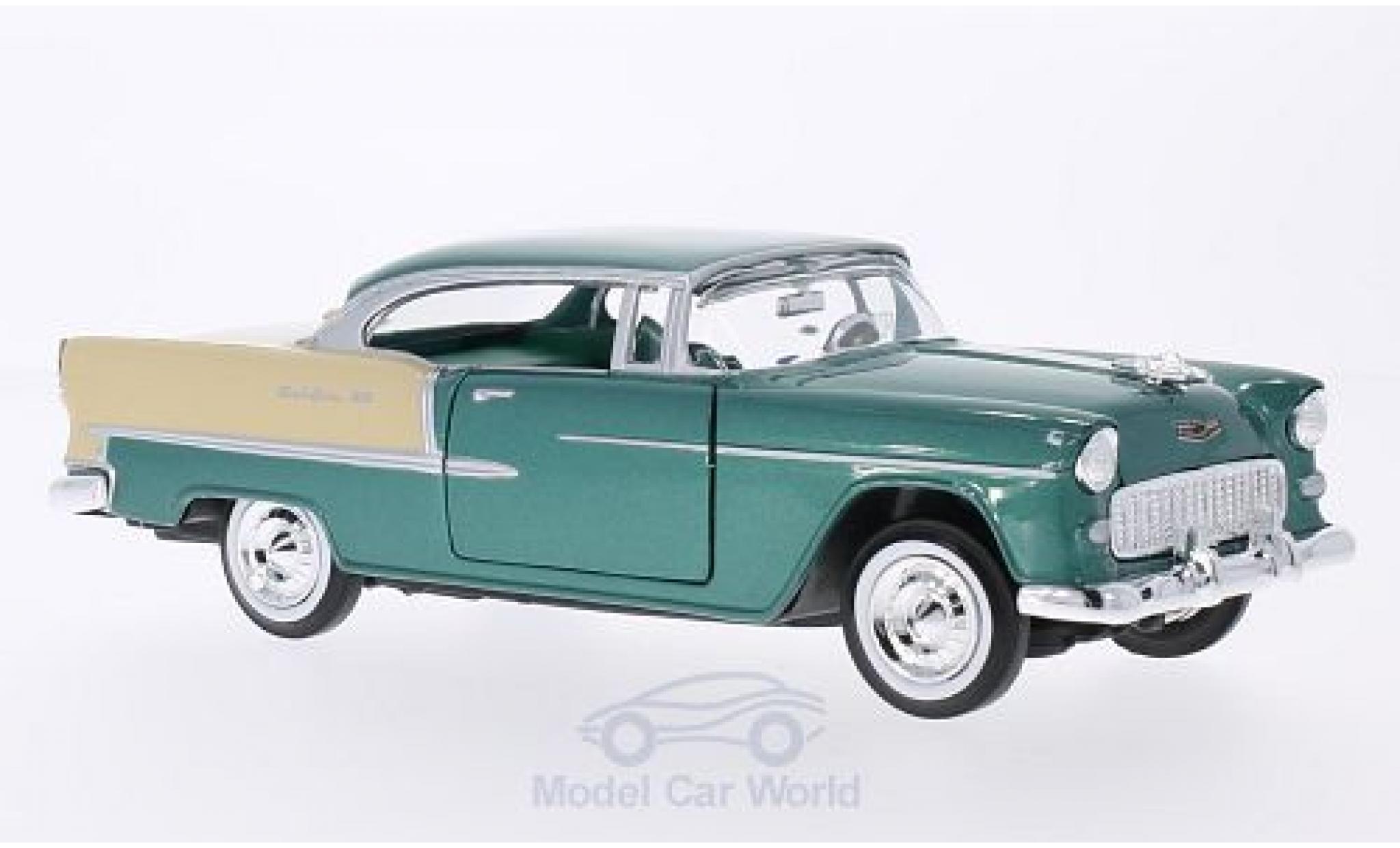 Chevrolet Bel Air 1/24 Motormax Hardtop metallic groen/beige 1955 modelauto