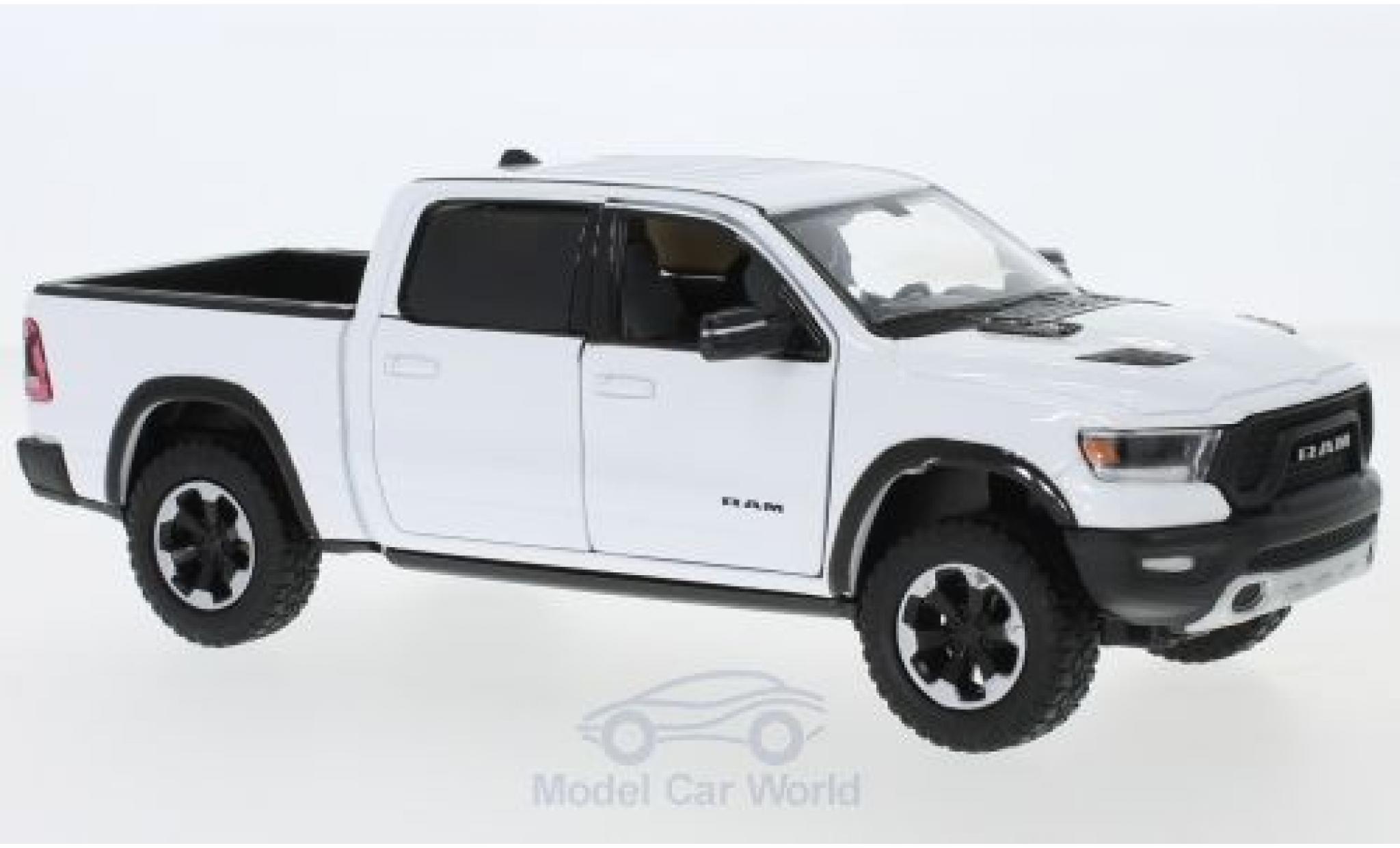 Dodge RAM 1/24 Motormax 1500 Crew Cab Rebel wit 2019 modelauto