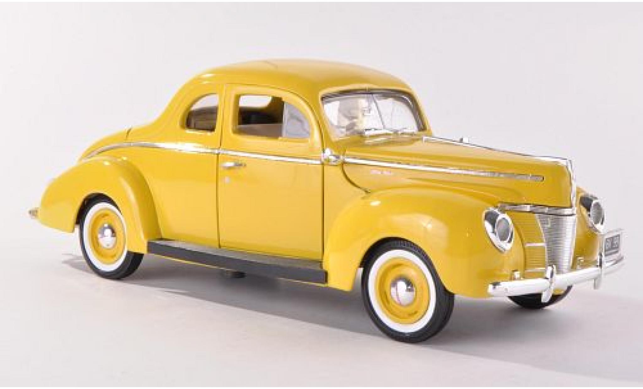 Ford Deluxe 1/18 Motormax geel 1940 modelauto