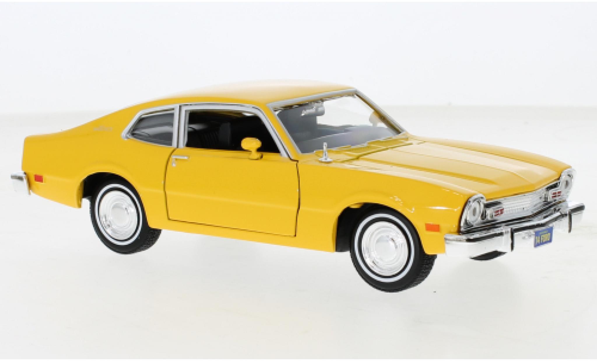 Ford Maverick 1/24 Motormax geel 1974 modelauto