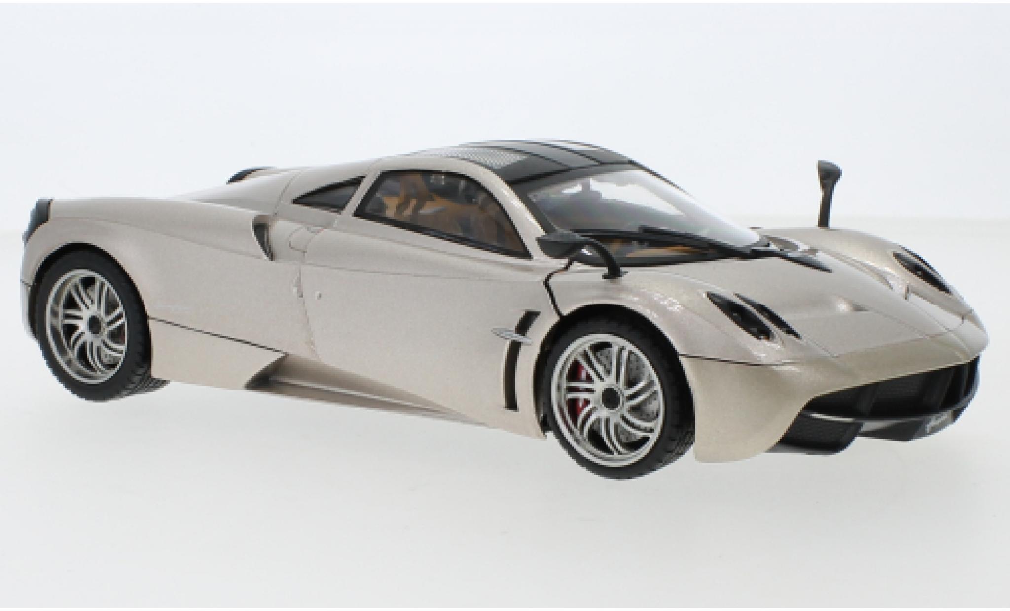 Pagani Huayra 1/18 Motormax gold modelauto