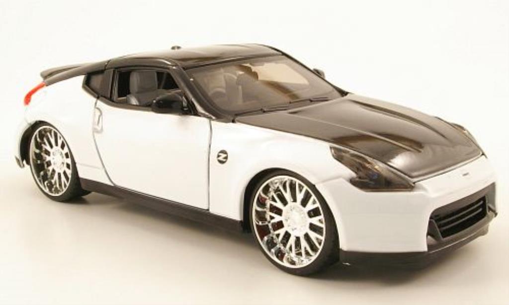 Nissan 370Z 1/24 Maisto wit/zwart Tuningversion 2009 modelauto