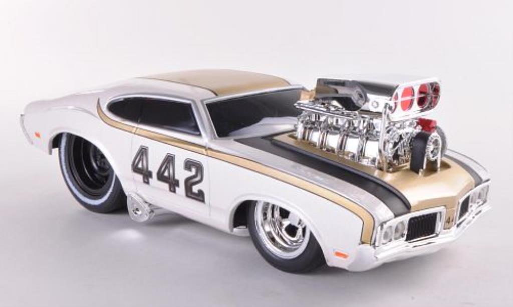 Oldsmobile 442 1/24 Maisto wit/gold 1970 modelauto