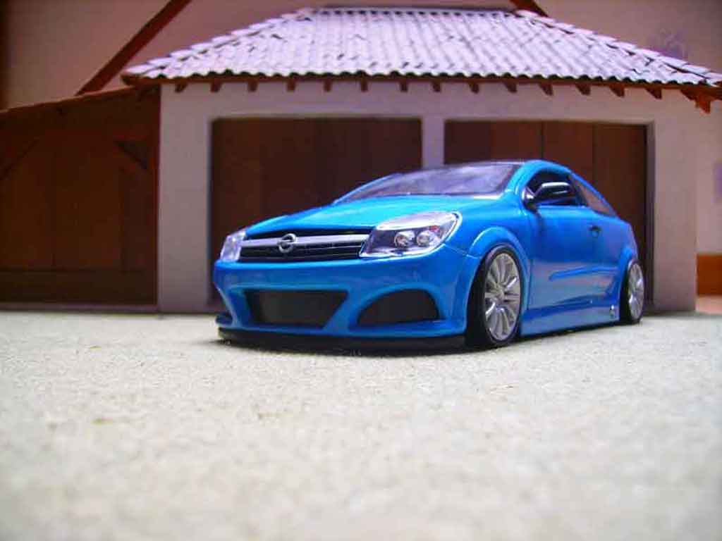 Opel Astra GTC opc 1/18 Welly