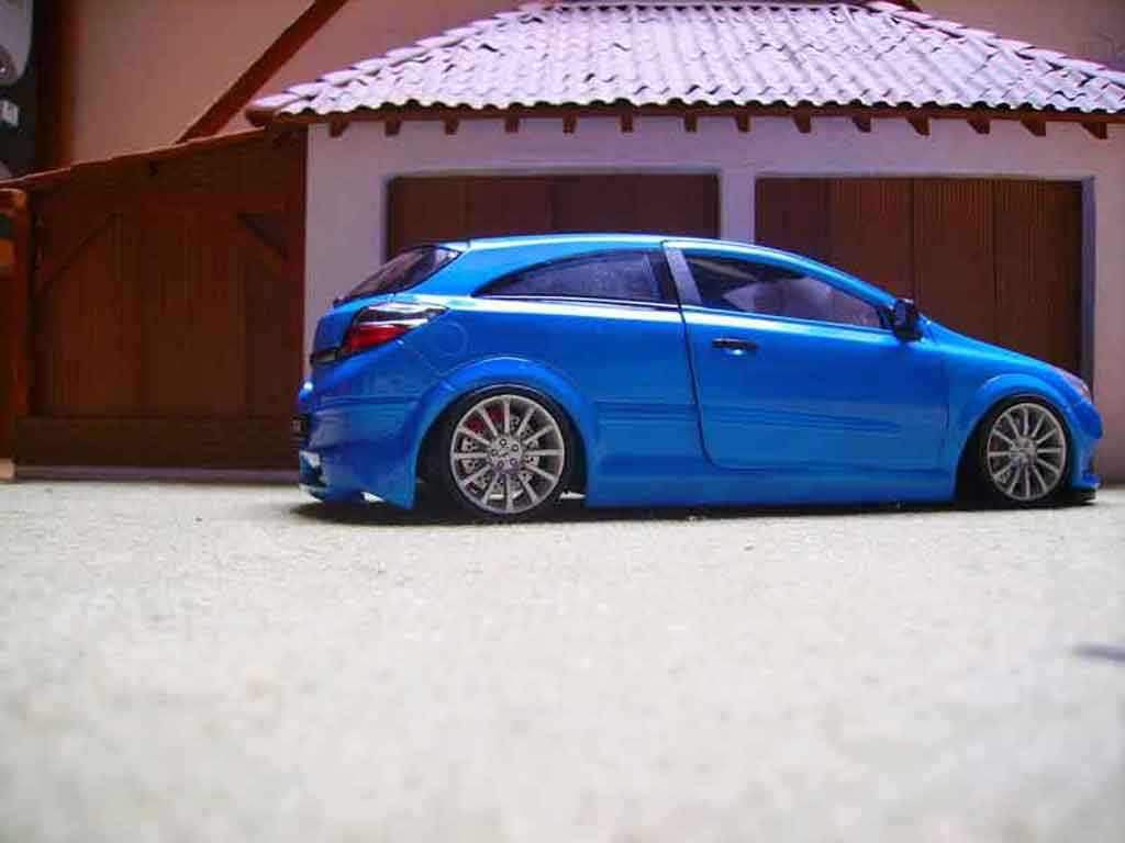 Opel Astra GTC opc 1/18 Welly