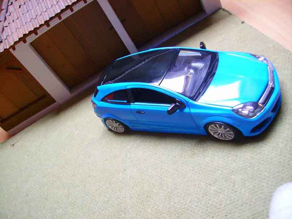 Opel Astra GTC opc 1/18 Welly