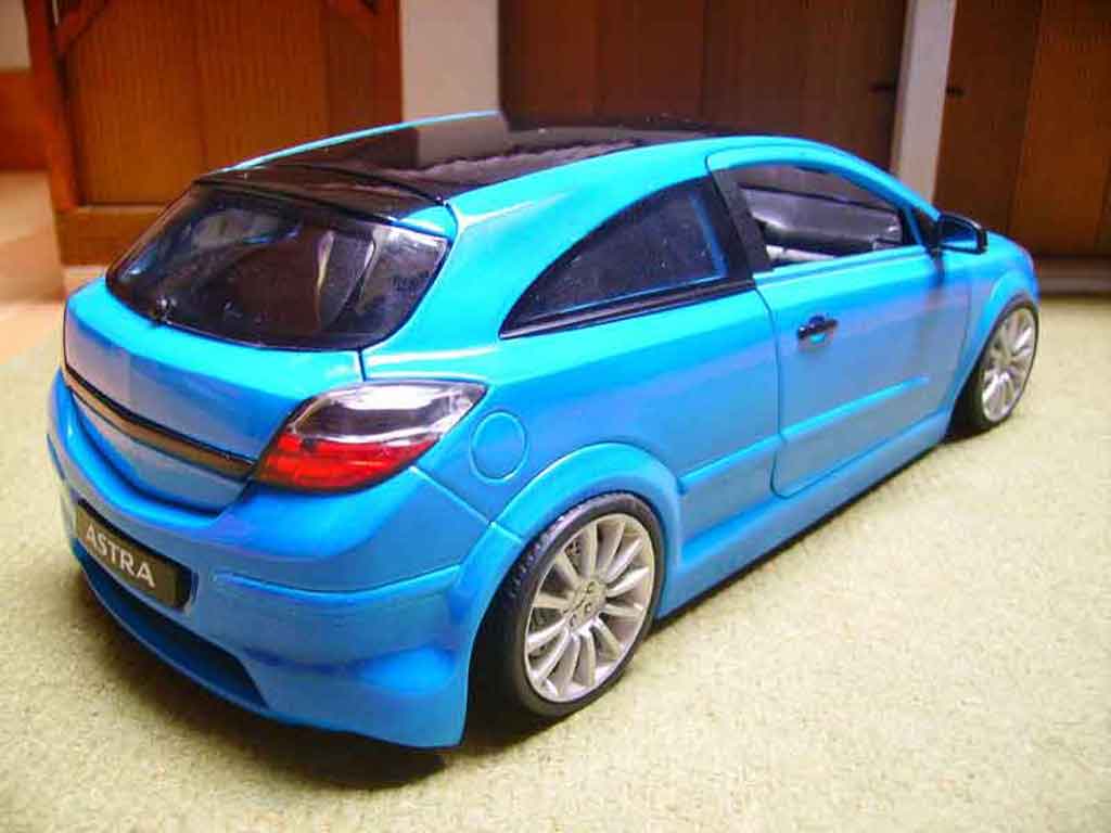 Opel Astra GTC opc 1/18 Welly