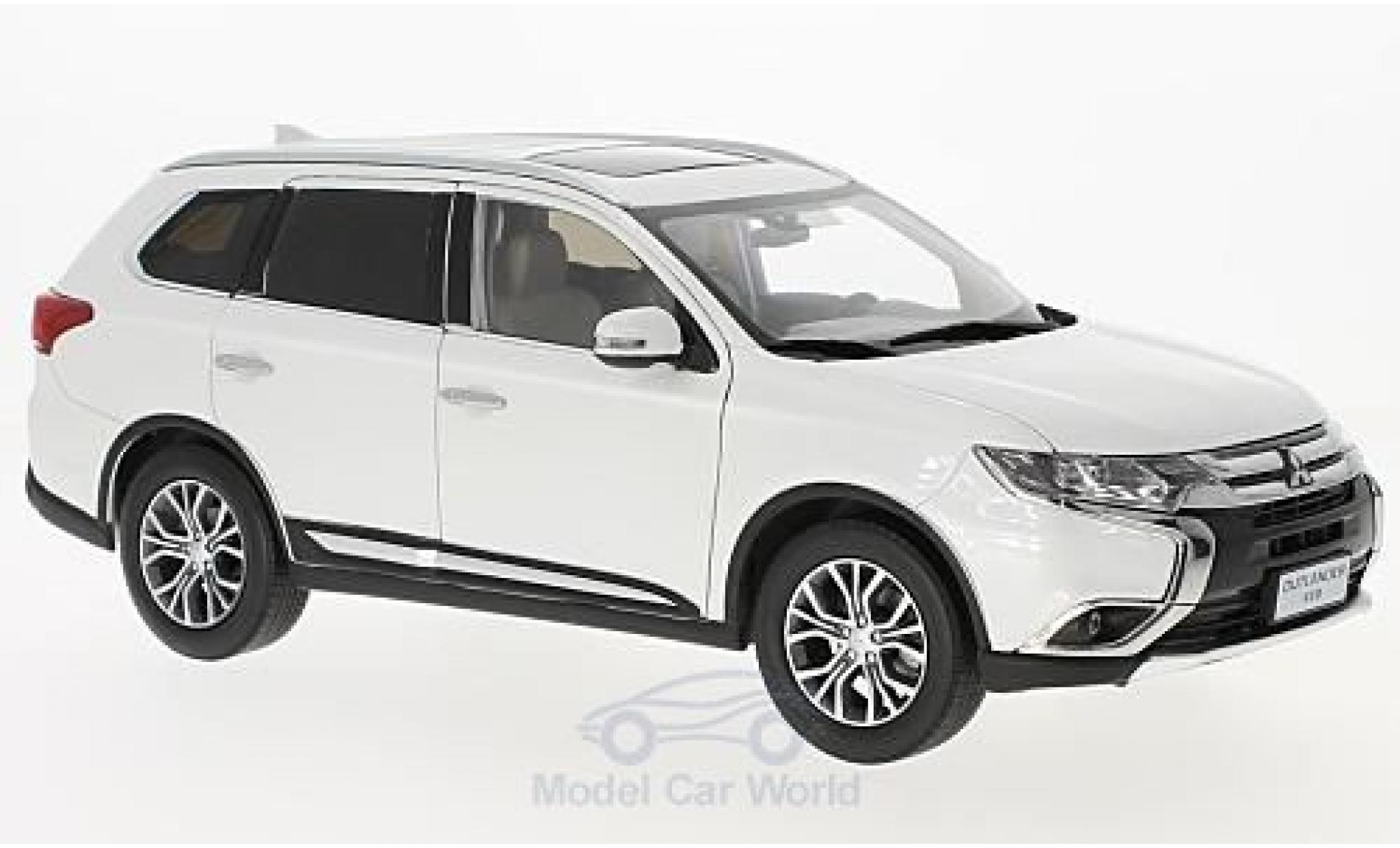 Mitsubishi Outlander 1/18 Paudi wit 2016 modelauto