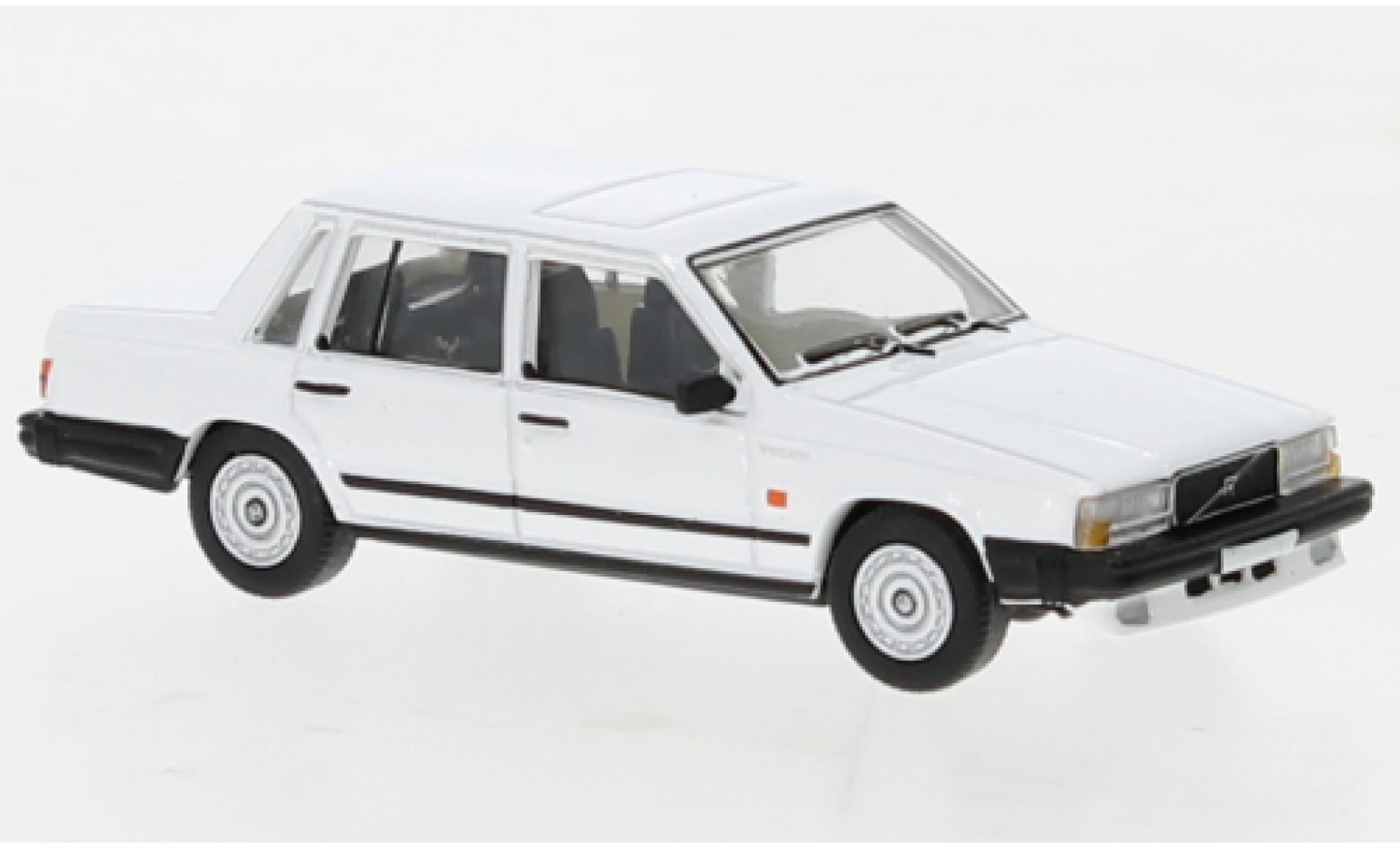 Volvo 740 1/87 PCX87 wit 1984 modelauto