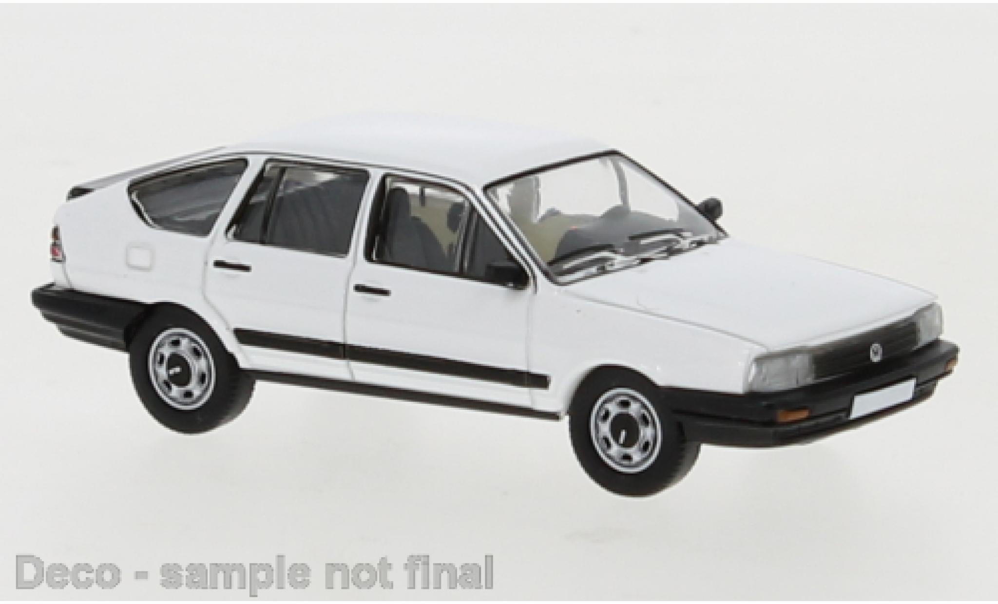 Volkswagen Passat 1/87 PCX87 B2 wit 1985 modelauto