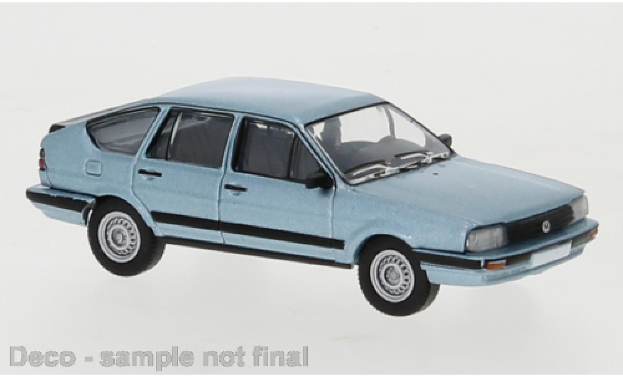 Volkswagen Passat 1/87 PCX87 B2 metallic blauw clair 1985 modelauto