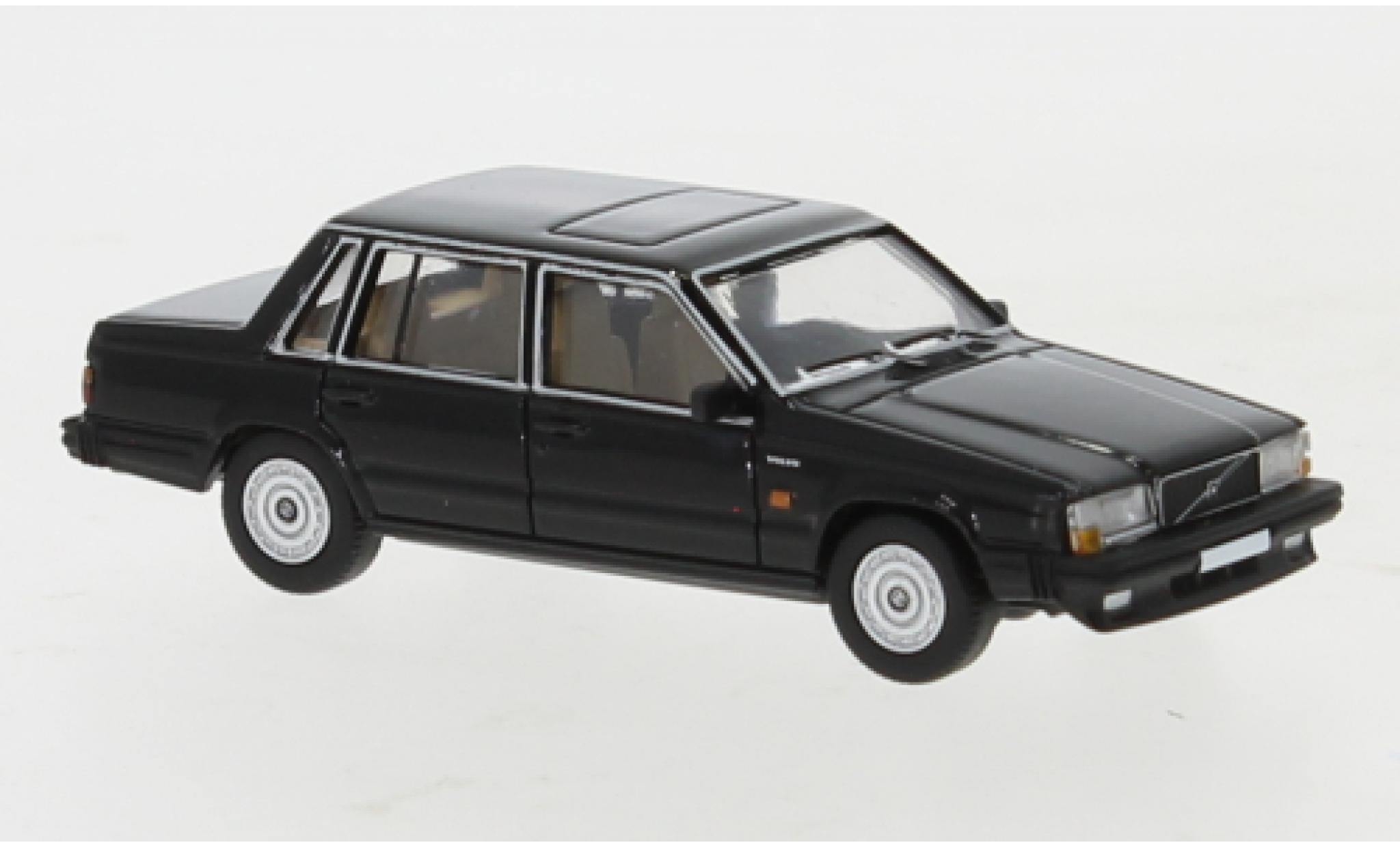 Volvo 740 1/87 PCX87 zwart 1984 modelauto