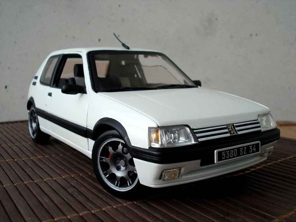 Peugeot 205 GTI 1/18 Solido GTI wit jantes pts modelauto