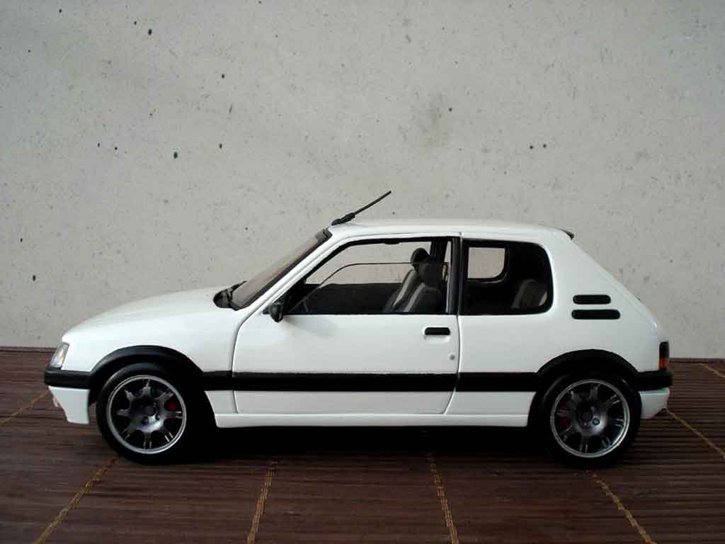 Peugeot 205 GTI wit jantes pts 1/18 Solido